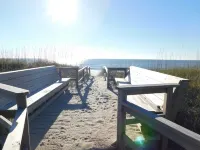 Beautiful and Spacious, 2 bed 2 full bath, pool and jacuzzi, steps to the ocean