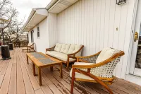 Peaceful Getaway with Fun for All! 5 min to I-80! Hotel a Sarpy County