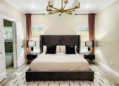 Gorgeous new luxury home. Hotels near Pecan Grove Cemetery