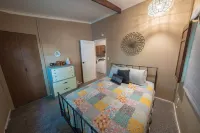 Vintage Experience - Mid Century Retro Retreat- 2 Bedroom in Central Sioux Falls