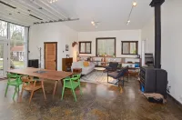 THE HIDDEN COTTAGE Private, Relaxing, Great Location, Has Everything You Need