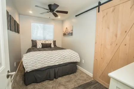 WALK TO THE VILLAGE! ! Come Relax In Big Bear! Dog Friendly! Отели рядом с достопримечательностью «оз. Биг Бэар»