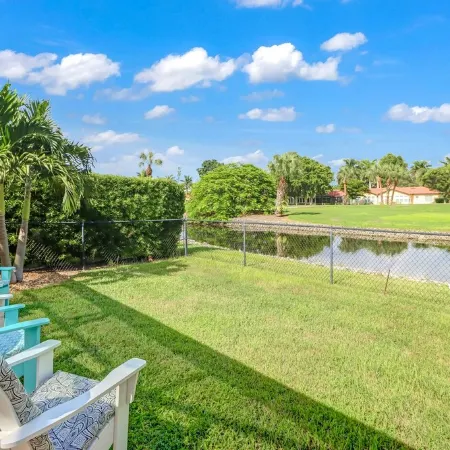 POOL HOUSE, CLOSE TO THE BEACH & DOWN TOWN NAPLES! WITH GAME ROOM