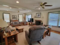 Spacious home in quiet rural setting close to Blue Ridge Parkway Hotel a Bedford County