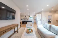 Stunning Penthouse 3Bed-3Bath Private Elevator, Just Steps to PA, Dining & Shops Hotels in Andover