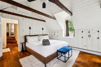 Lake front historic farmhouse on 5 acres, fenced and pet friendly!