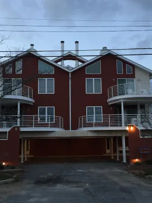 Beach Block Townhouse With NEW Everything & Ocean Views - 3-stjärniga