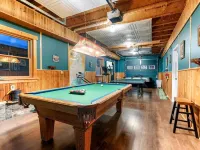 Lake Escape; Sleeps12, Hottub, Gameroom & Utv, Direct Snowmobile レーンジリーのホテル