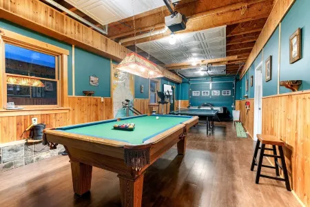 Lake Escape; Sleeps12, Hottub, Gameroom & Utv, Direct Snowmobile