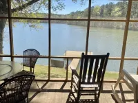 Quiet Getaway Cozy Cabin Directly on Lake Martin