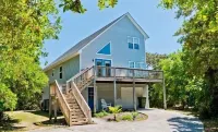 A private, wooded home in Emerald Isle, NC, 5th row from the beach (5 min walk)