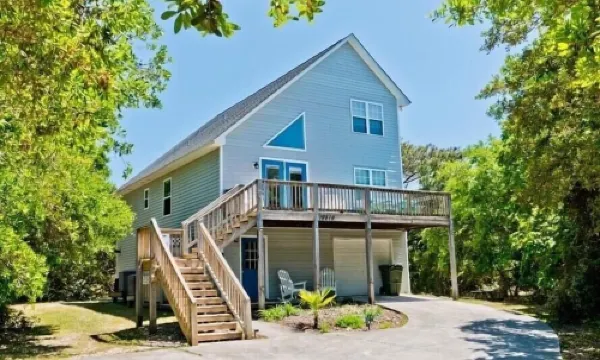 A private, wooded home in Emerald Isle, NC, 5th row from the beach (5 min walk)