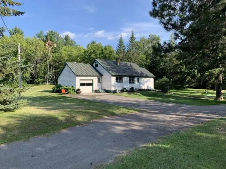 1 Mile to Leech Lake -  Private Farmhouse- Great Location and Setting!