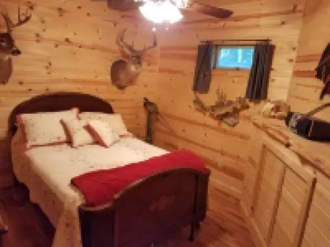 Log Home on Leader Lake- Quiet and Beautiful Sand Bottom Lake, Swim Fish Paddle