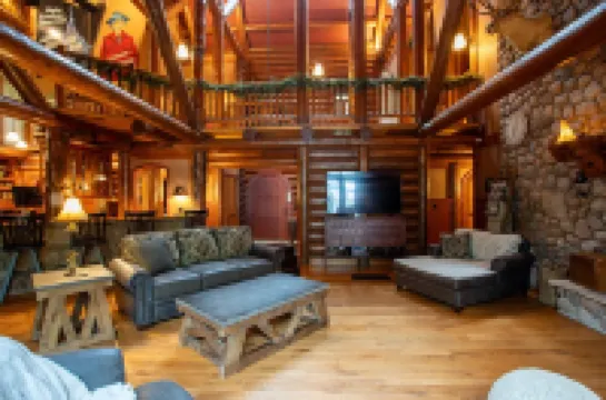 Northwoods Lake Escape • Bonfires, Boats & Fish!