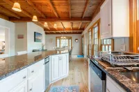 Spacious Getaway Close to Newport & Beaches