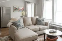 Stylish and Comfy Studio near Loyola Park Hotels in Rogers Park