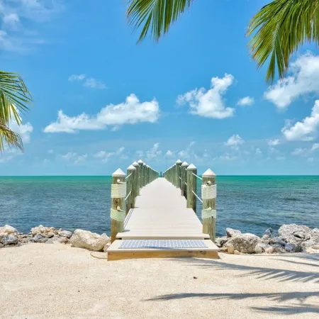 MILLION DOLLAR VIEW very private 4 bedroom resort with pool, pier, kayaks, spa
