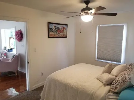 Quaint Abingdon Cottage Downtown 420 East Valley Street Отели в г. Абингдон