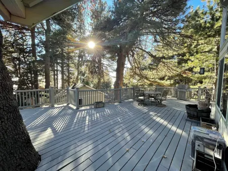 Stay 2 Nights, Get 1 Weekday Free! 10 Mins to Snow Valley. Easy Drive.