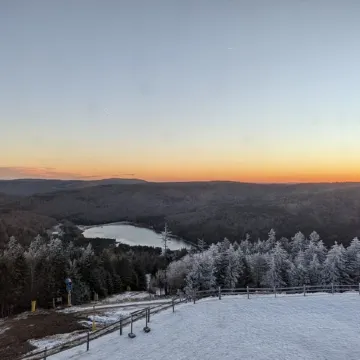 Top floor Ski-in/Ski-out 1 br at Snowshoe Mountain Lodge w/ NEW private balcony!