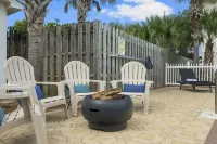 Stunningly Renovated Beachfront-Steps to White Sand, Gulf Views, & Pool Paradise Các khách sạn gần St. Andrews State Park