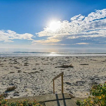 Private access to the beach! Sleeps 9.
