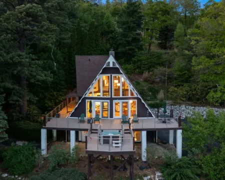 Stunning A-Frame w/ Hot Tub & Breathtaking Mountain Views Close to Pkwy & Hiking マクドウェルのホテル