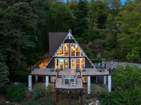 Breathtaking views, hot tub, game rom, close to pkwy in Little Switzerland🇨🇭