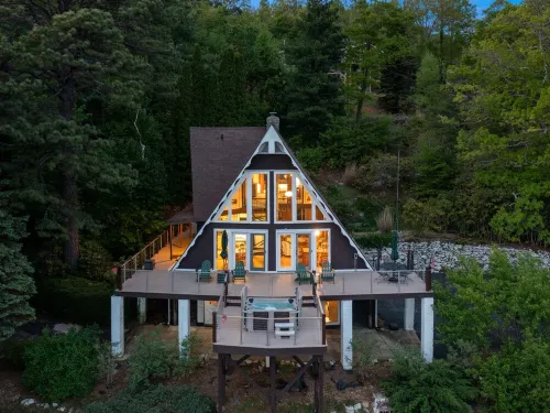 Breathtaking views, hot tub, game rom, close to pkwy in Little Switzerland🇨🇭