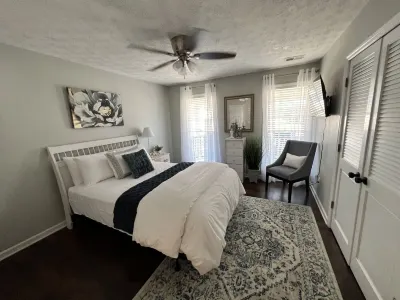 3 bedroom, 2 full baths, plus finished basement with additional bed Hotels near Phantom Fireworks of Buford