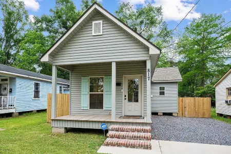 Cozy Cottage: Steps from LSU & Minutes to Downtown