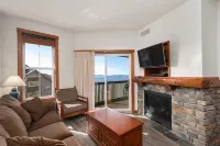 Cozy Condo located in the heart of Snowshoe and directly off the main ski area!