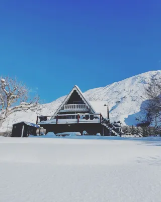 Lakefront, beach, hot tub, putt course, paddleboards, boat ramp, deck, fireplace Hotels near Daroga State Park