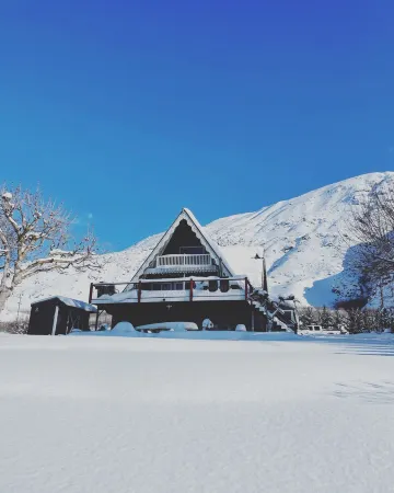 Lakefront, beach, hot tub, putt course, paddleboards, boat ramp, deck, fireplace