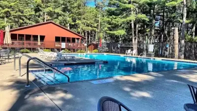 Poolside Villa on Lake Delton Hotel di 