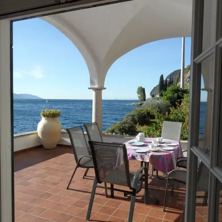 Elegant villa directly on the lake