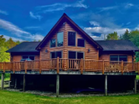 Cozy Vermont Log Cabin Chalet Only Minutes from Jay Peak 蒙哥馬利酒店