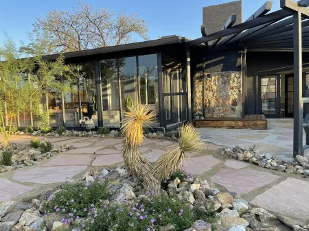 Joshua Tree- Hot tub, Walk to food & shops, a few minutes from JTNP