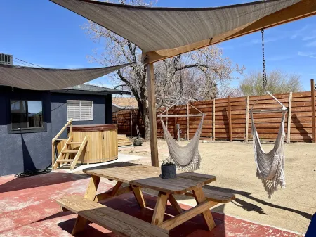 Joshua Tree- Hot tub, Walk to food & shops, a few minutes from JTNP