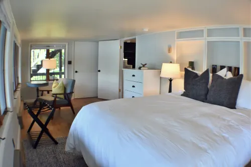 Updated Open Plan - Keuka Lakefront Home 4BR & 157' private beach Hotels in Barrington