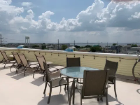 Seaside Townhouse, 4BD, 4 Bath, Rooftop deck with ocean/bay views, walk to beach