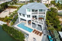 BLUE PEARL - 5 Bedroom/ 4 Bathroom Pool, Kayak, Bike, Canal Front w/ Boat Lift Các khách sạn gần Capt. Pete's Coconut Garden