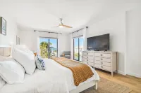 ☀️Renovated 𝐵𝐸𝐴𝐶𝐻𝐹𝑅𝑂𝑁𝑇 condo with RESORT STYLE AMENITIES☀️