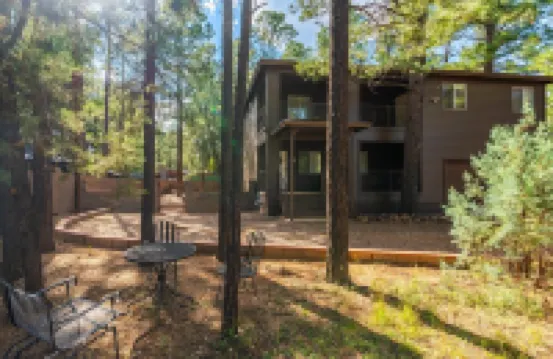Rainbow Lake Retreat: Lakeside Cabin for Big Families & Groups!