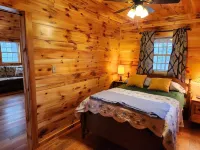Fly Away Cabin: Relax and enjoy the creek views and sounds.