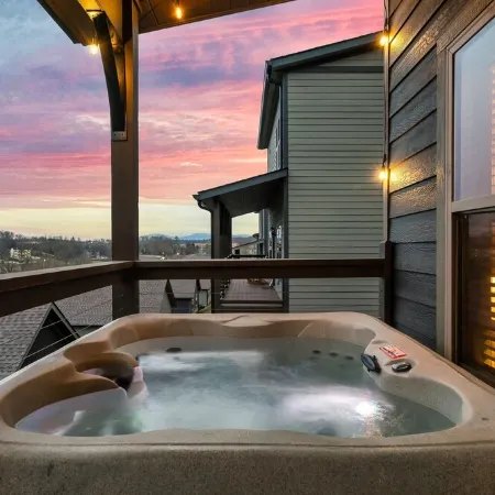 Sunrise Mountain View~LED Hot Tub~Game Room~Minutes to Dollywood and Parkway