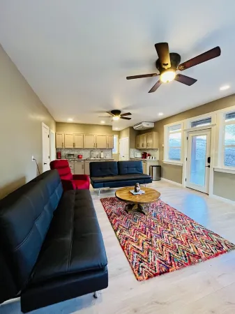 Luxury studio in the private hillside of Trail. Wi-Fi & Pet Friendly!