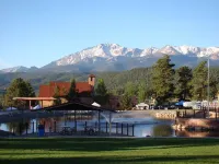 Falcon Ridge Chalet-Woodland Park: WiFi & Views, Deck and Views of Pikes Peak