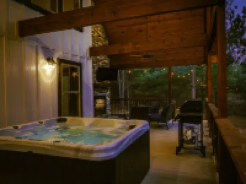 Romantic Couples Cabin minutes from Casino Excitement & Lakeside Serenity Hotels in Broken Bow